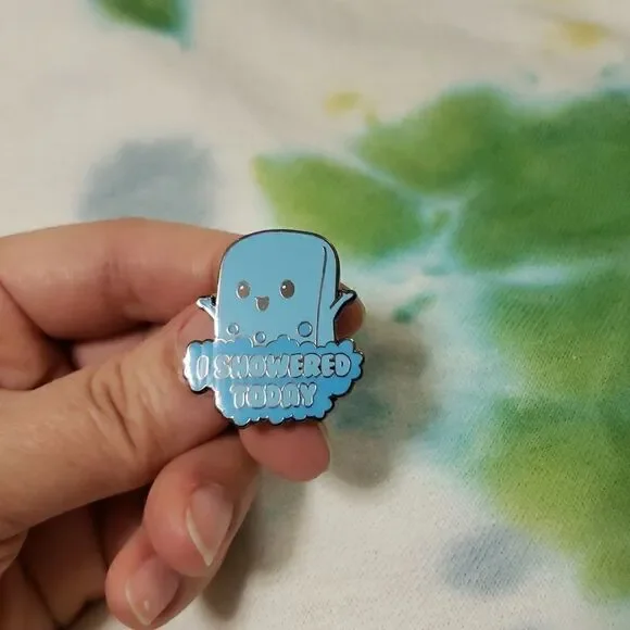 🚿 I showered today enamel pin - Picture 3 of 6